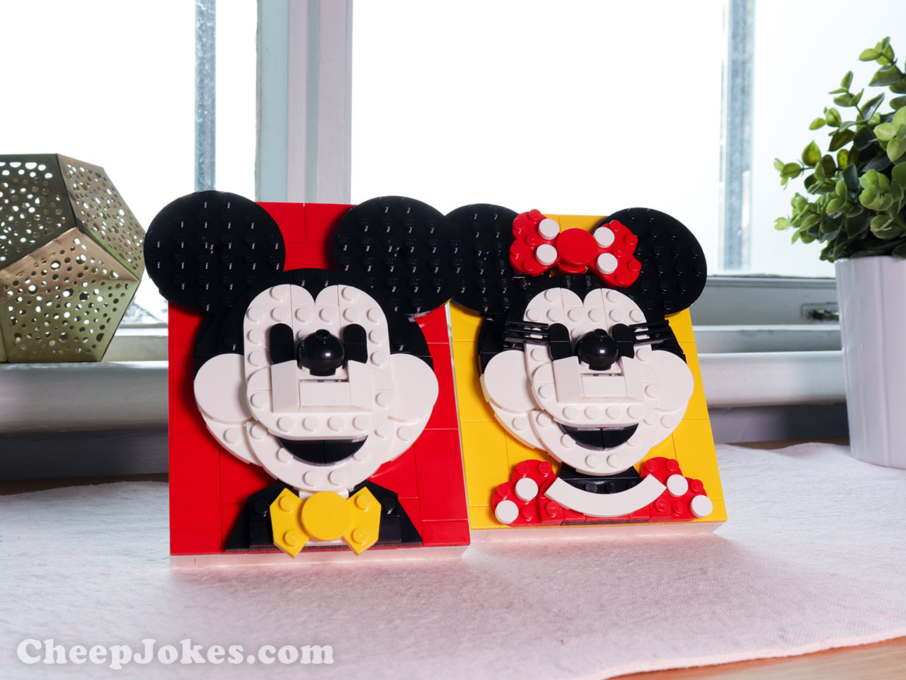 Fans of Disney’s iconic characters can build and display their own Mickey & Minnie Mouse illustration with this LEGO® Brick Sketches™ kit. Hang it on the wall using the built-in hook – the 12x16 baseplate holds the LEGO bricks firmly in place – or stand it on a shelf. It’s a perfect gift for birthdays, holidays or other celebrations and an impressive addition to any collection of LEGO Brick Sketches character portraits.